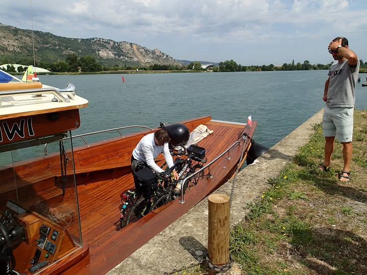 Embarquement d’un vélo sur la Sapine des Canotiers du Rhône — photographie historique