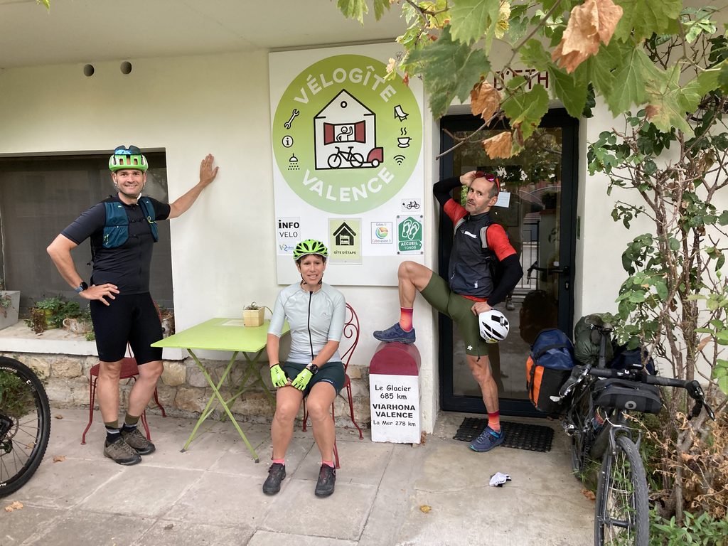 Départ matinal depuis le Vélo Gite de Valence avec Bastien, Marianne et Bruno
