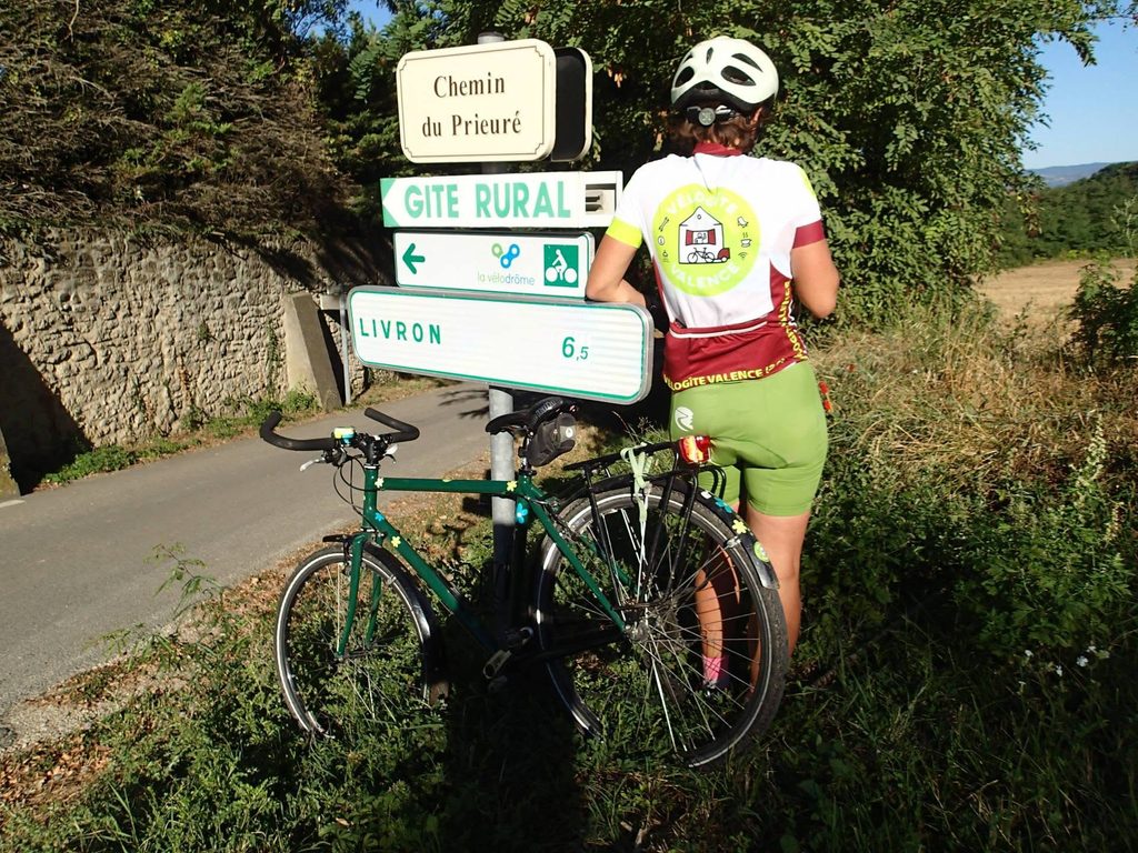 Marianne à vélo près de la signalétique de la Vélodrôme