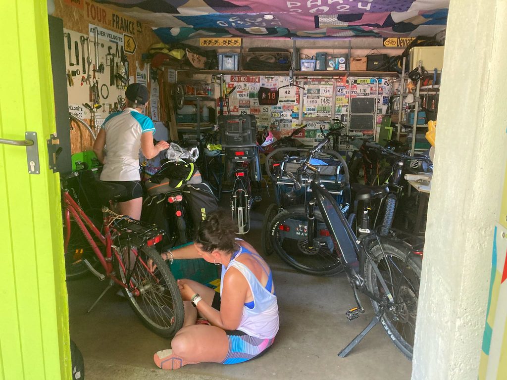 Cyclotouriste réparant son vélo dans l'atelier du Vélo Gîte Valence