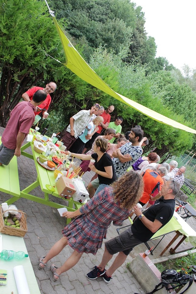 Cyclotouristes partageant un moment convivial au Vélo Gîte Valence