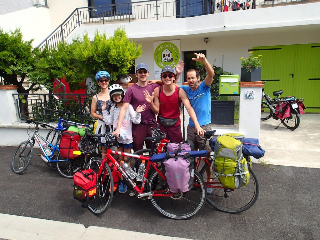 Cyclotouristes quittant le Vélo Gîte Valence pour reprendre la route