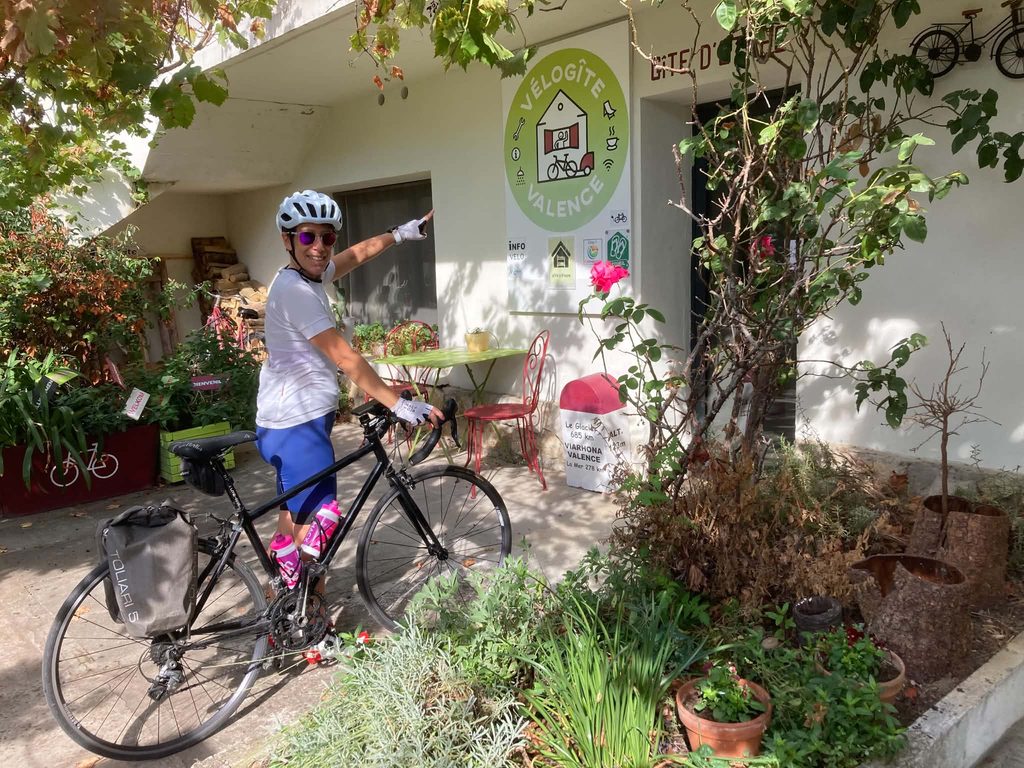 Cycliste arrivant à vélo au Vélo Gîte Valence Hostel